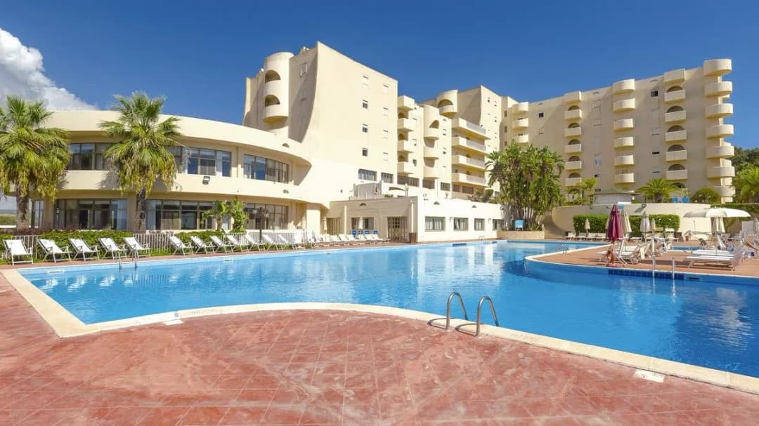 Ile trwa pobyt w hotelu Paradise? Sprawdź czas rezerwacji i dojazdu